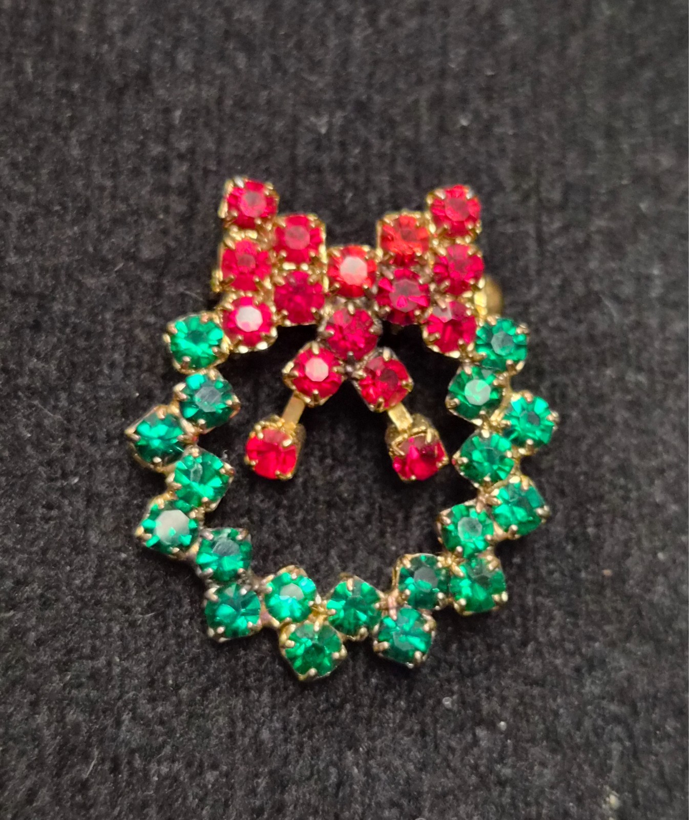 Vintage Small Christmas Red & Green Rhinestone Wreath Lapel Pin / Brooch