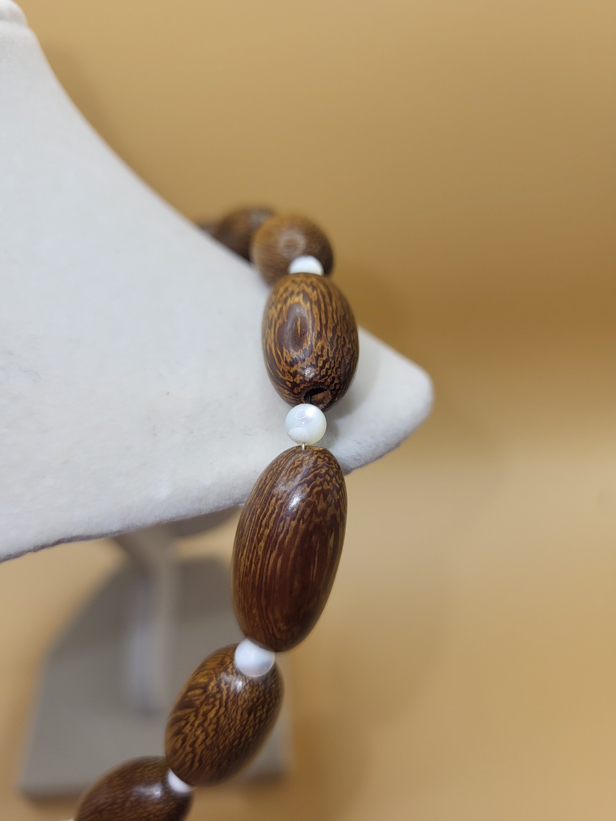 Vtg Lee Sands Brown & White Beaded Necklace w/ Mother of Pearl Seashell Charm