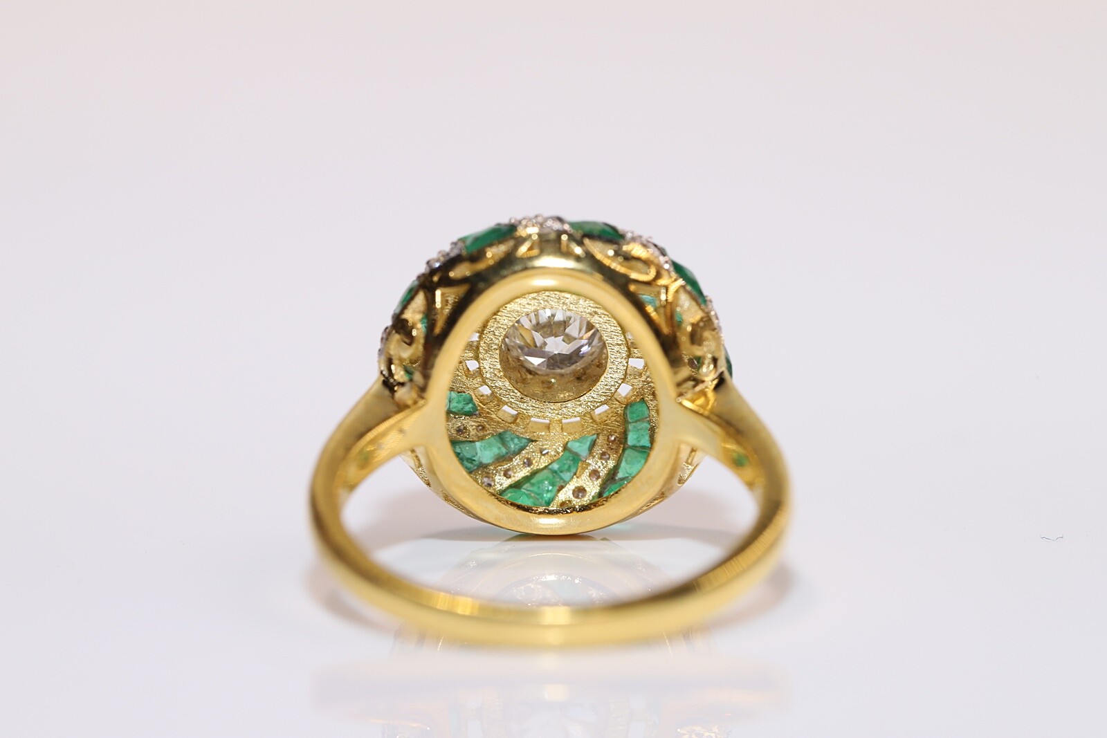 New Made 18k Gold Natural Diamond And Caliber Emerald Decorated Cocktail Ring