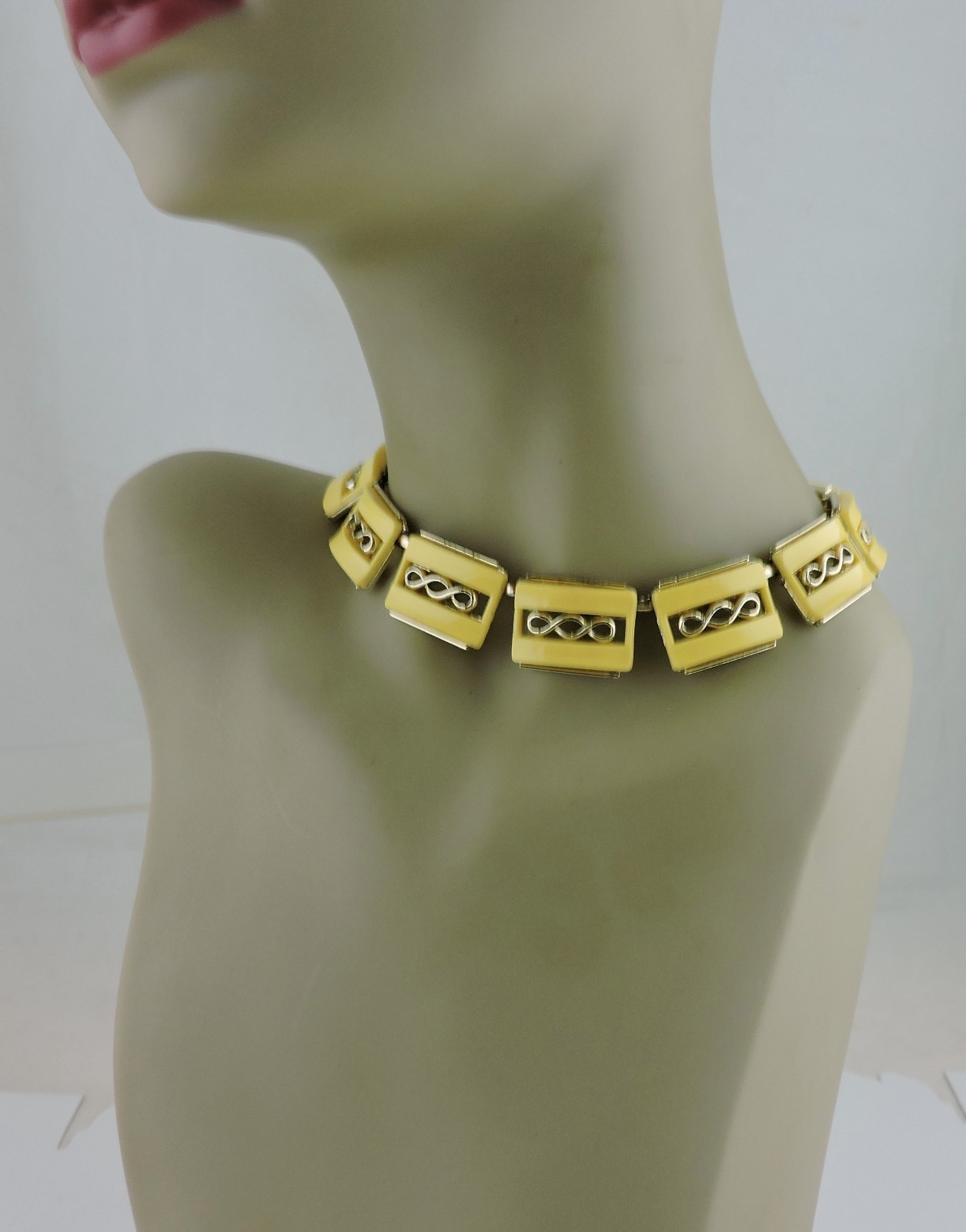 VINTAGE GOLD TONE & YELLOW PLASTIC RETRO PANEL ART DECO NECKLACE CHOCKER