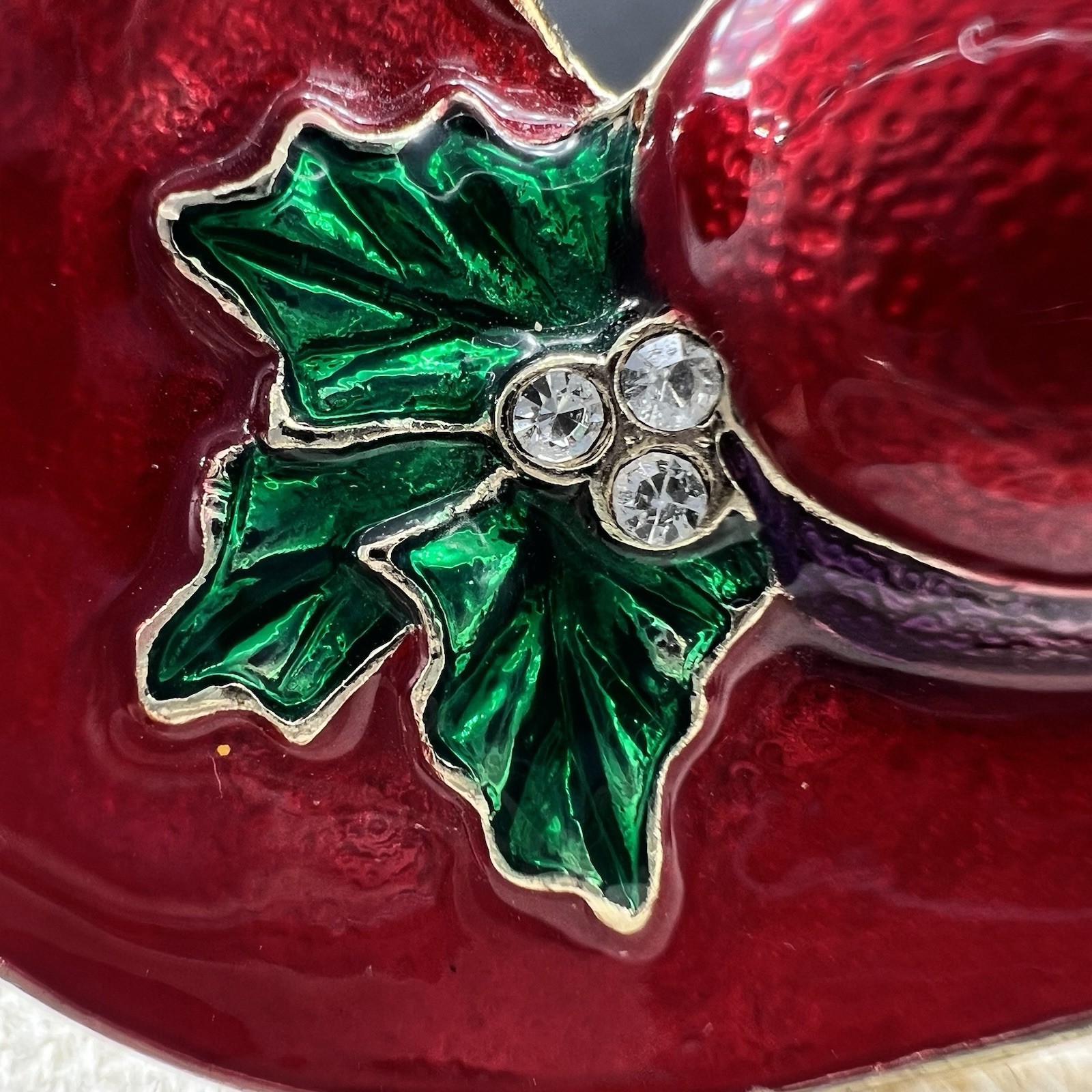 Vintage Red Hat Brooch Enamel Holly Rhinestone Gold Tone Festive Pin Y2K 1990’s