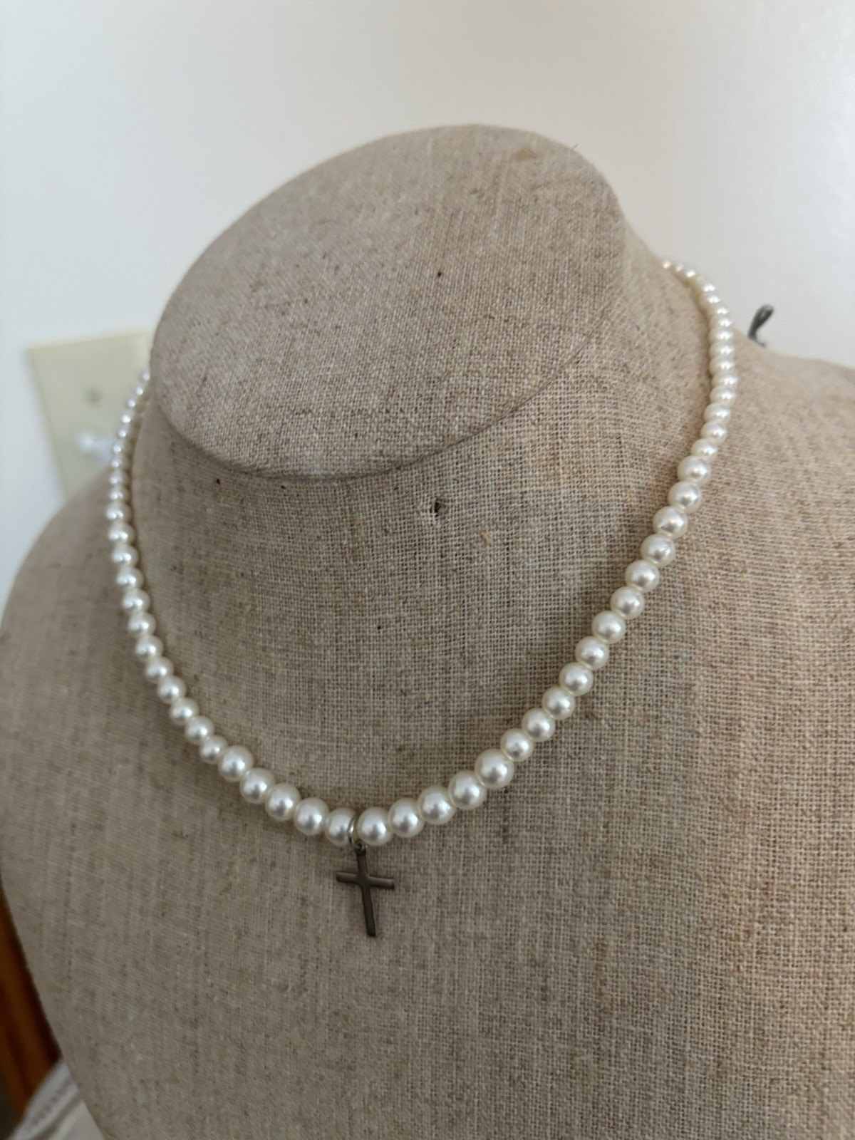 Vintage Child’s White Faux Pearl Necklace With Silver Tone Cross 15 Inch