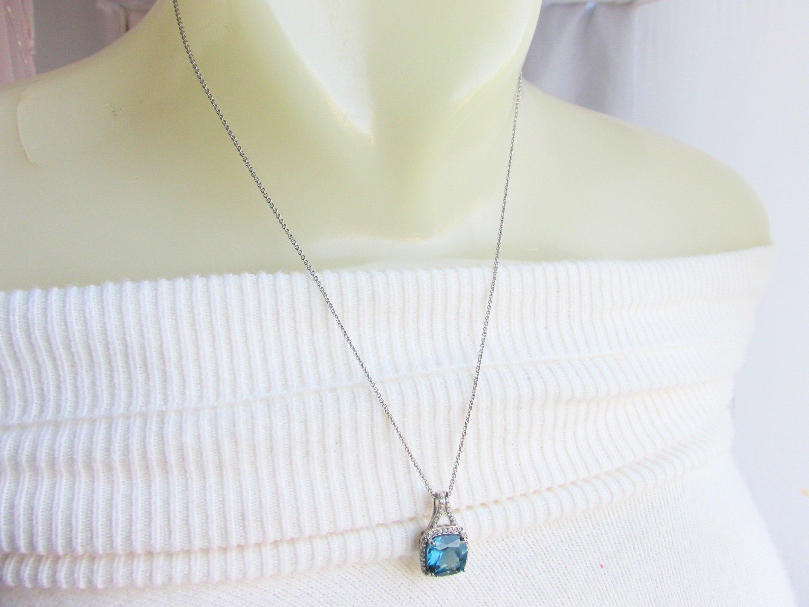 Stunning Sapphire Blue Cushion Cut CZ Cubic Zirconia Pendant Necklace Silverplat