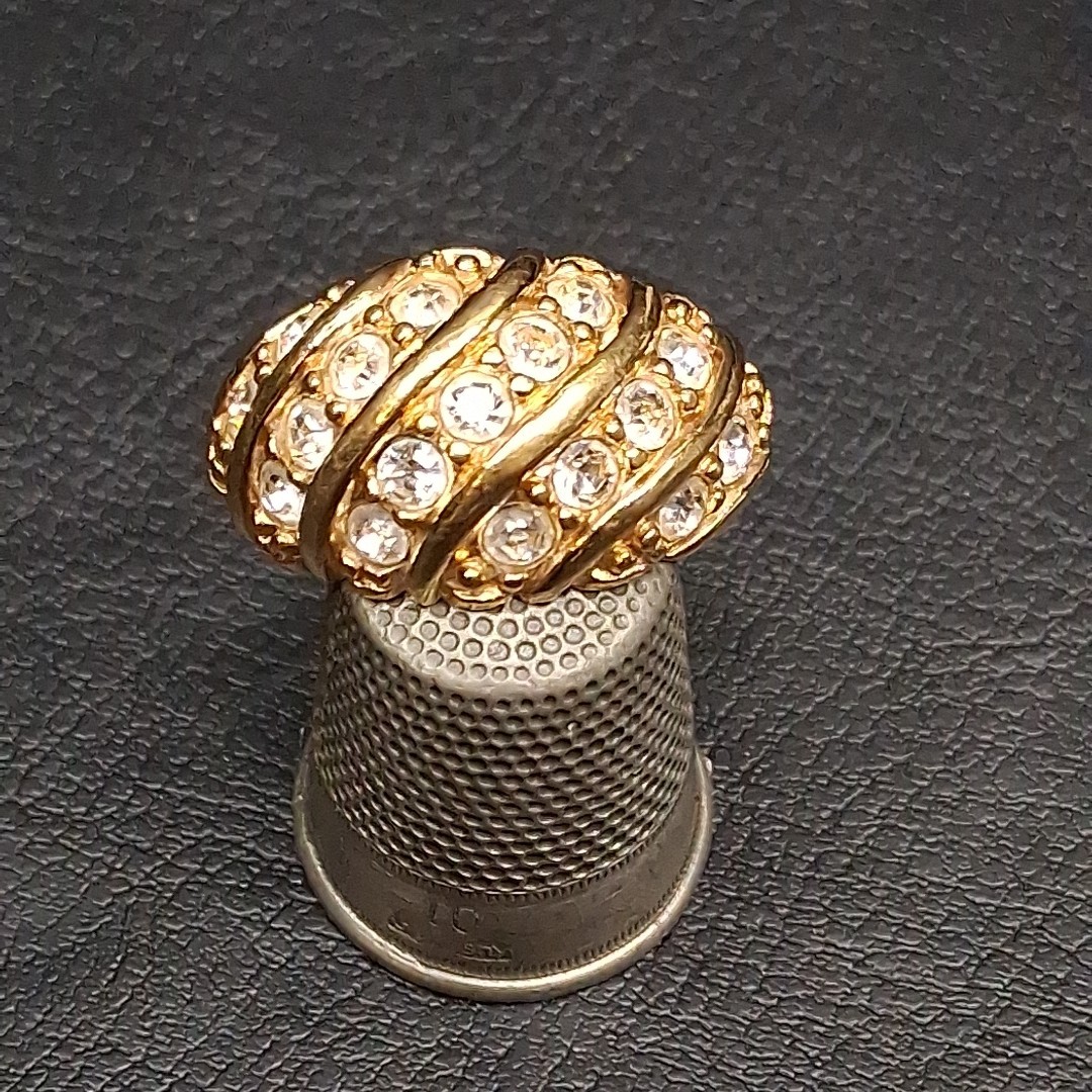Vintage Jewelry AVON Clear Rhinestone Ring Gold Tone. 17.566