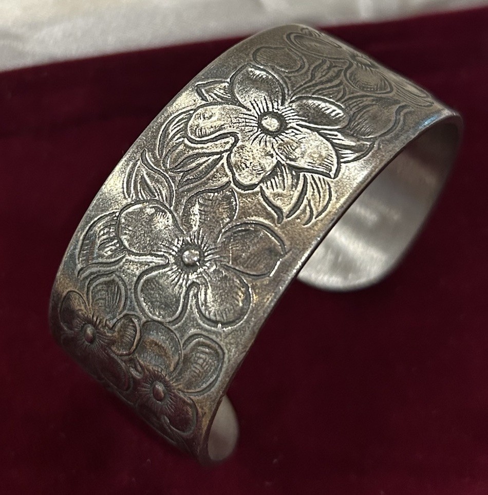 Vtg Salisbury Pewter Etched Floral Violets Pewter Cuff Bracelet “February” Sz M