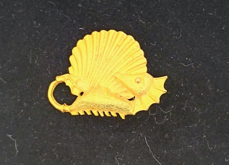 VINTAGE GOLD TONE SHELL AND SEAHORSE BROOCH PIN 2 1/4 X 1 5/8″ ~ NAUTICAL OCEAN