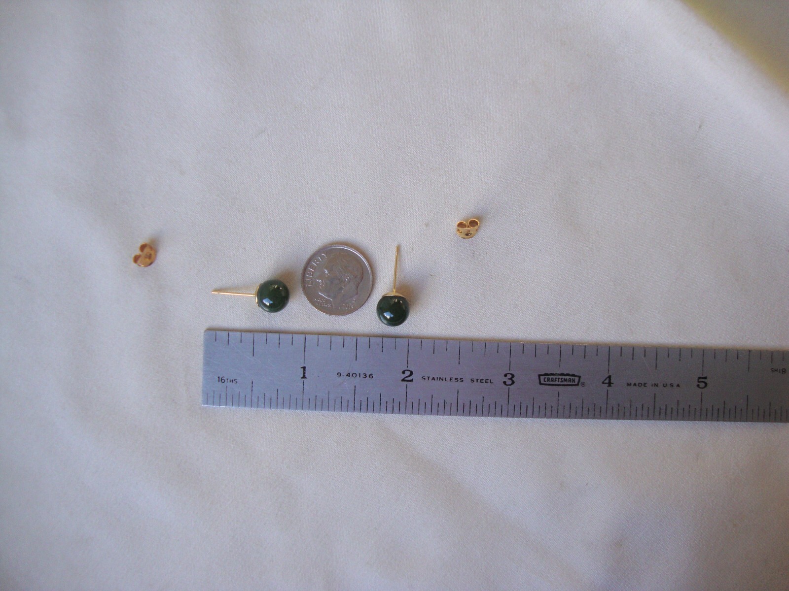 VINTAGE CLASSIC CHINESE 8MM GREEN JADE BALL YELLOW GOLD PLATED STUD EARRINGS