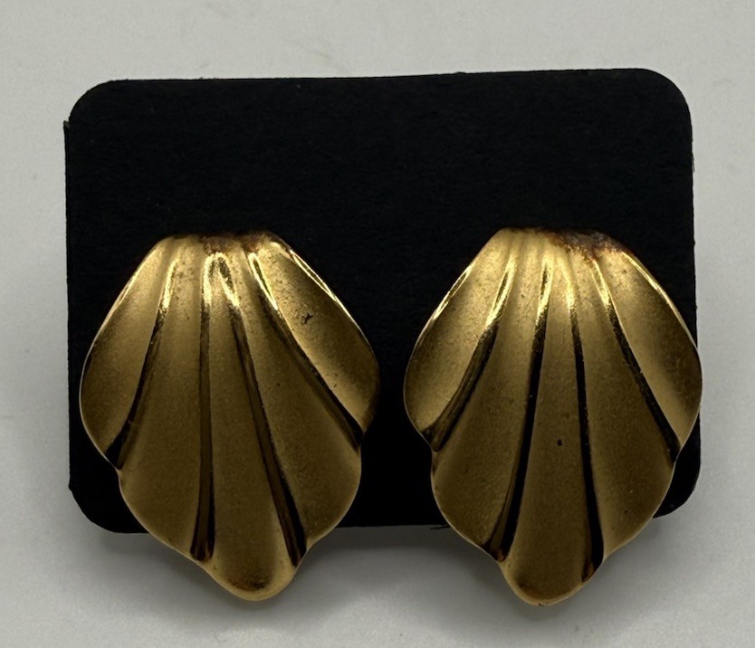 Napier Gold Tone Seashell Screw Back Adjustable Clip On Earrings Vintage
