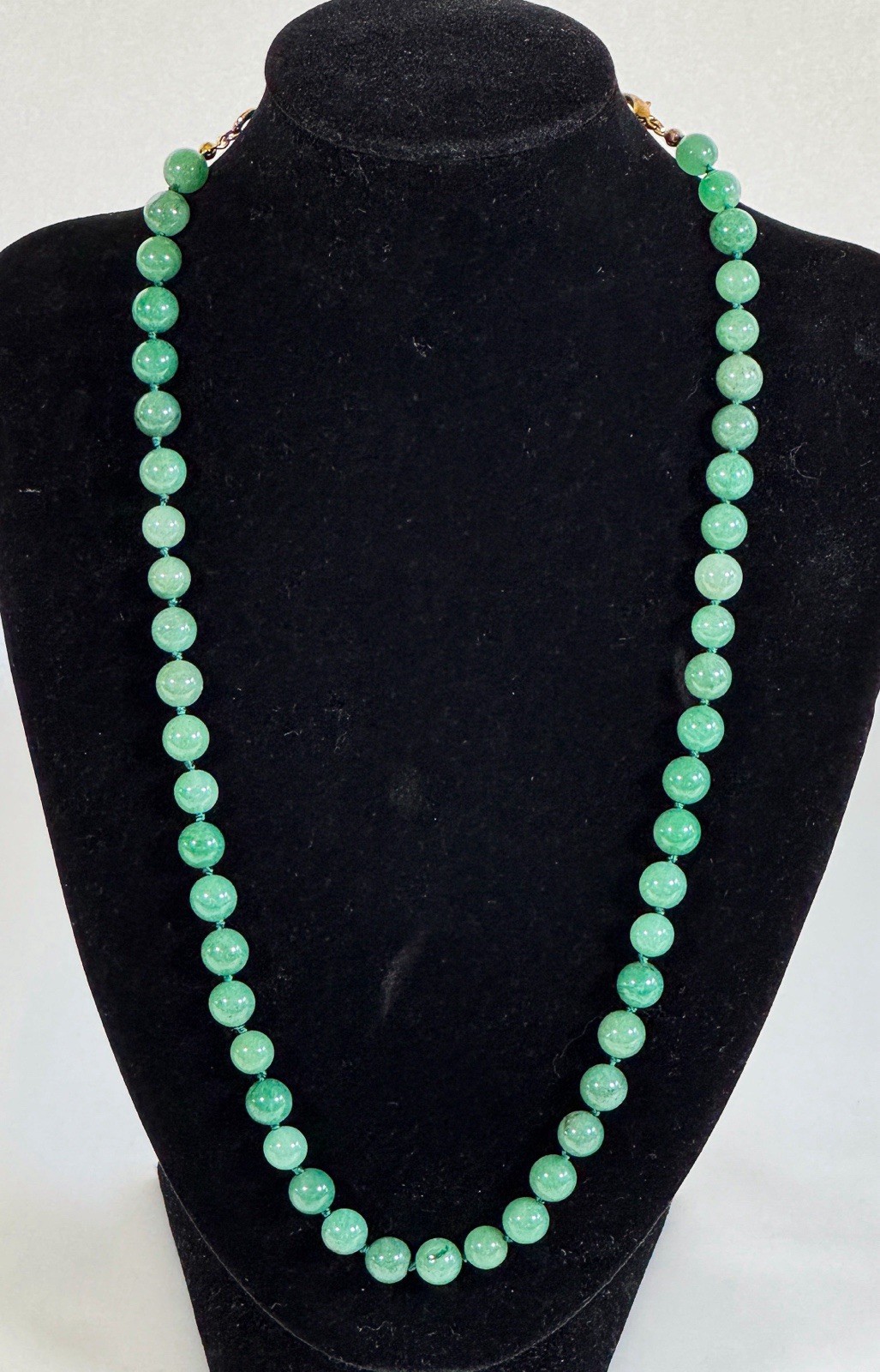 Vtg GREEN JADEITE JADE BEADED NECKLACE 6.8mm width 20” long 36.34 grams MINT