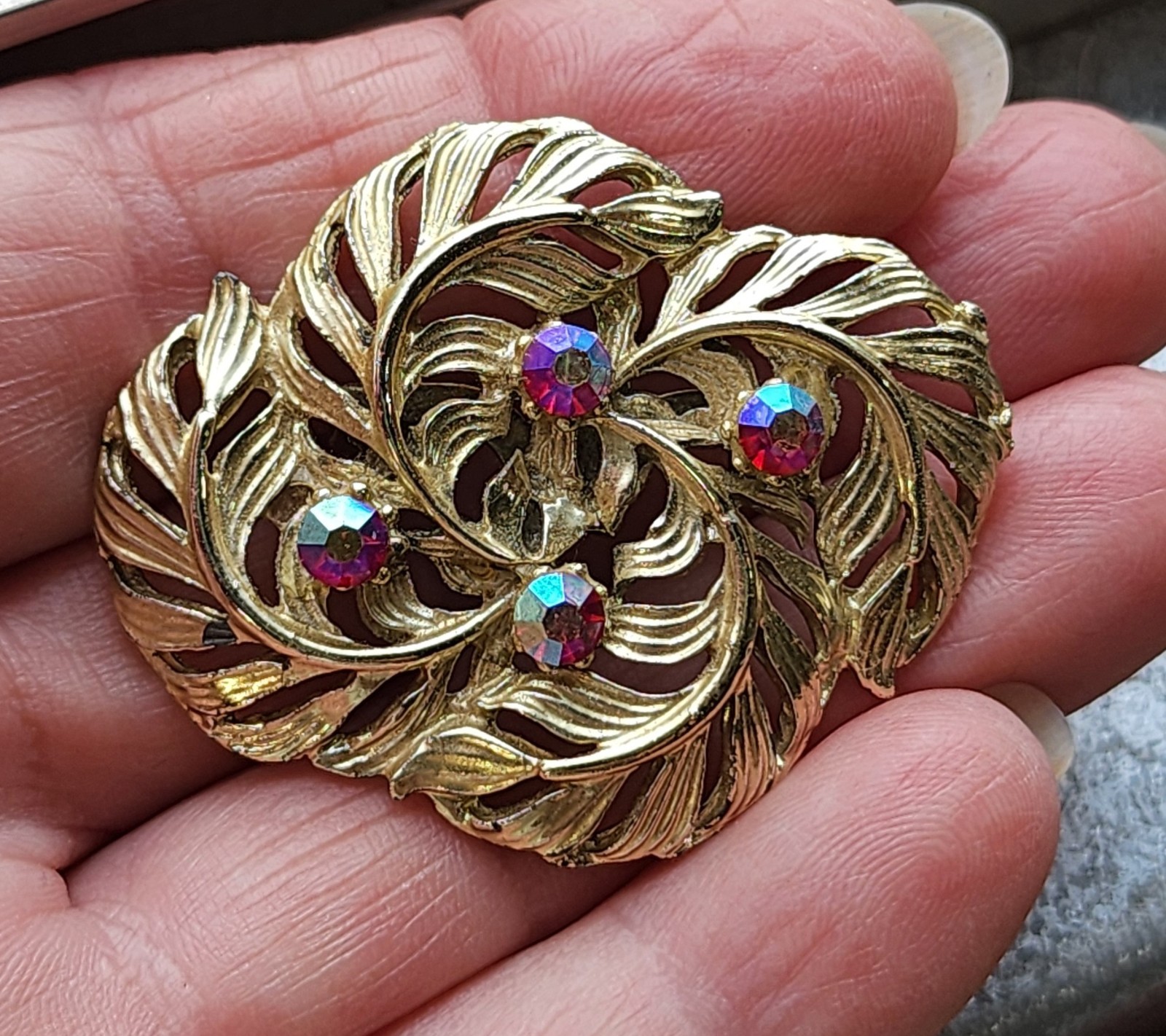 vtg RED Iridescent gold tone Rhinestone Brooch Pin 2″ unmarked