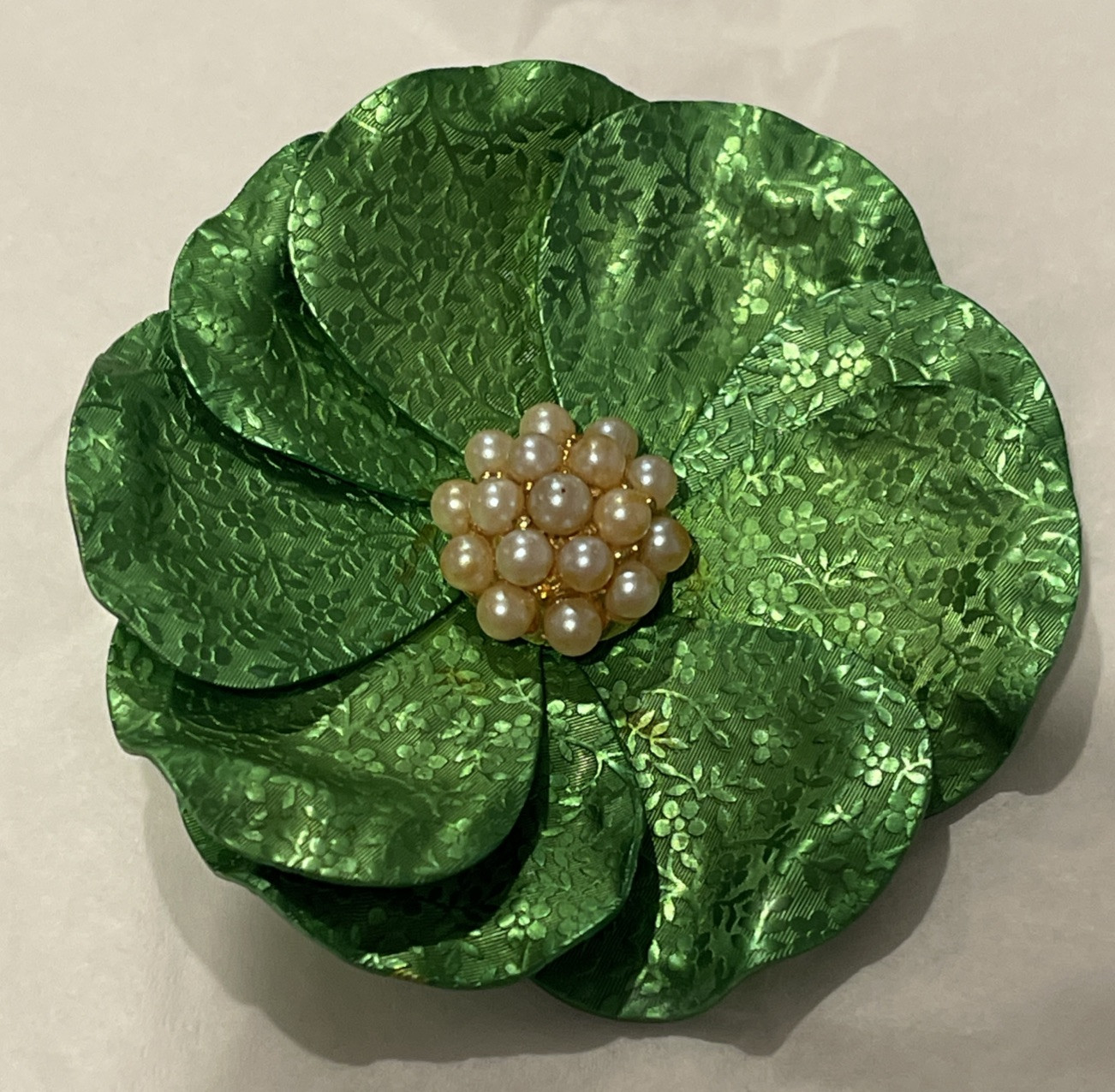 VINTAGE Printed METAL ENAMEL FLOWER PIN BROOCH GREEN PETALS 3″ BLOOM Beaded Gold