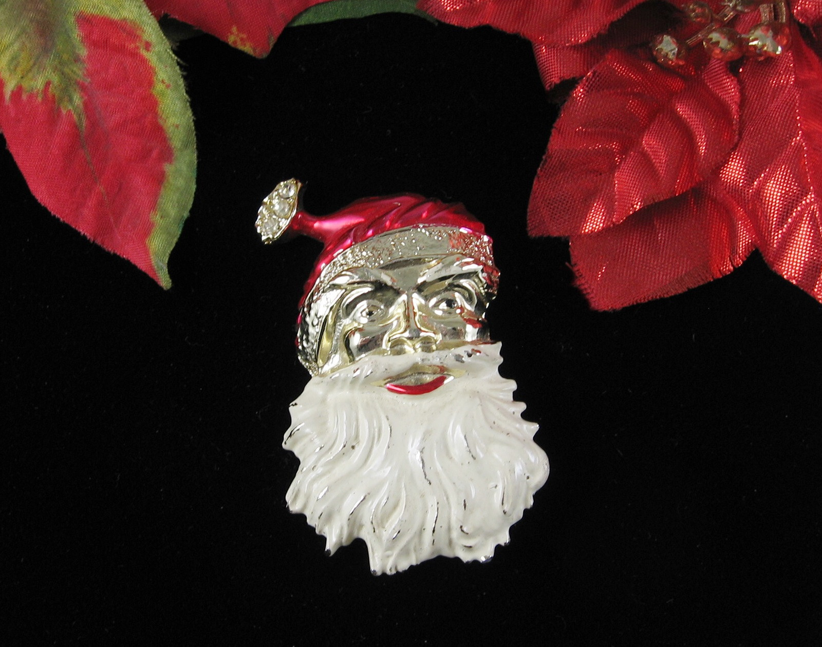 Angry SANTA CLAUS with ATTITUDE PIN Vintage Enamel Booch Goldtone Christmas 2″