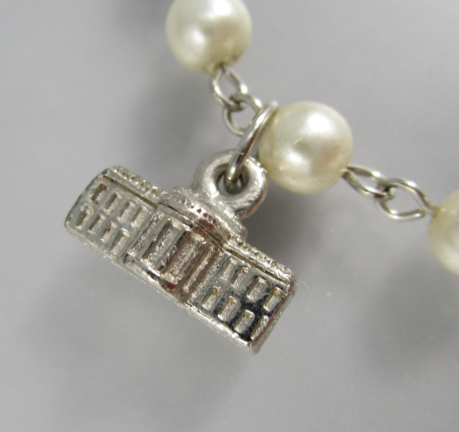 Vtg Washington DC Architecture Buildings Charm Souvenir Bracelet Faux Pearls 815