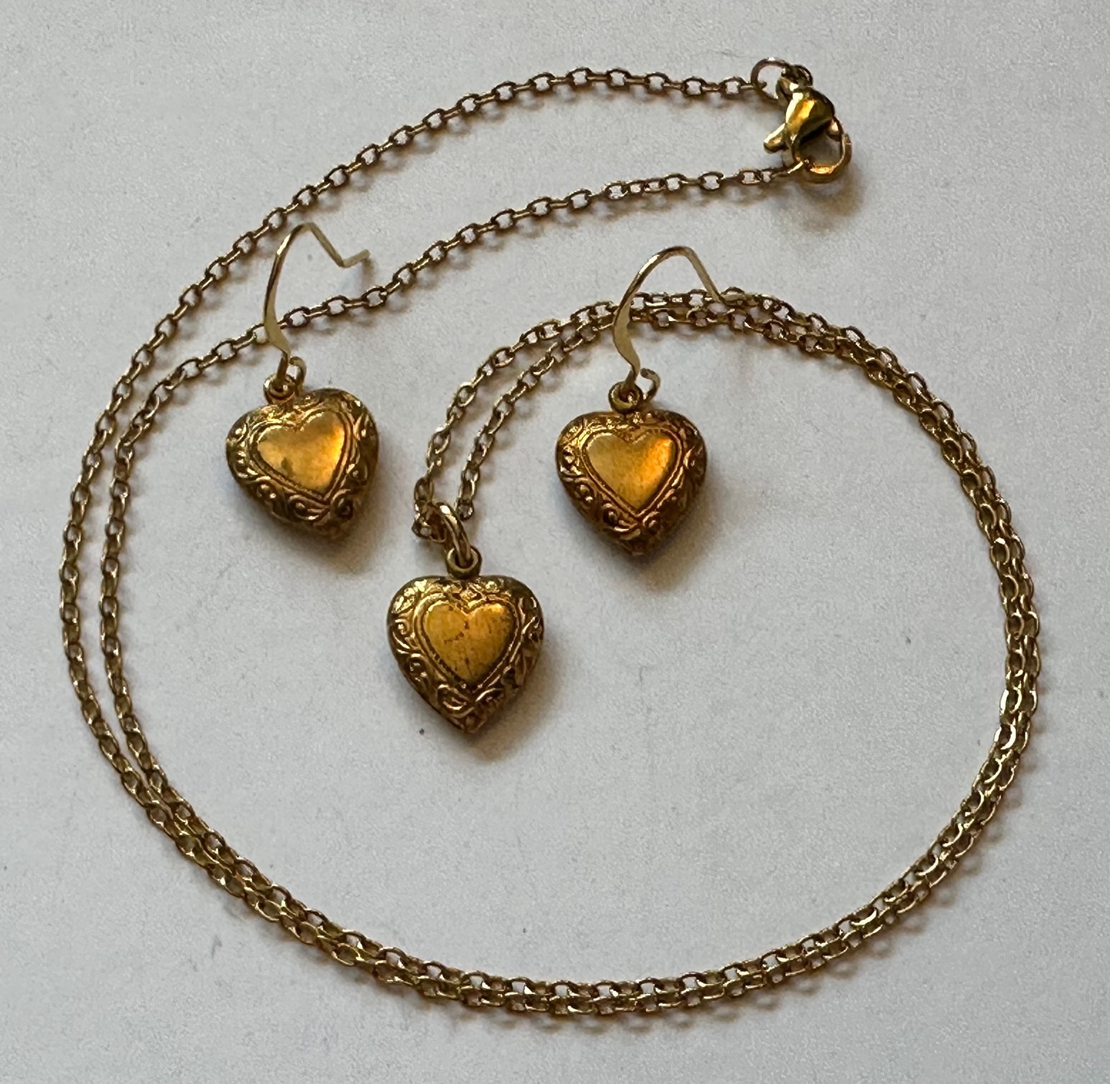 VINTAGE JEWELRY SET HEART PUFF HEART EARRING 1/2 OF 1″ & PENDANT NECKLACE 18″ GP