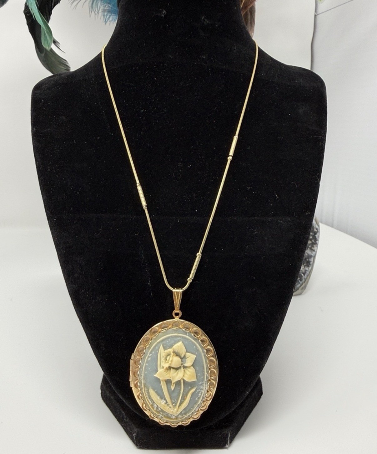 Vintage Blue/White Floral Cameo Gold Tone Locket Necklace