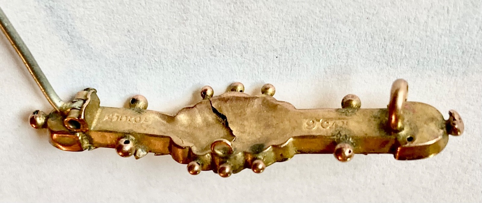 English Edwardian Sydenham Brothers 9 carat gold love pin brooch, c.1890-1915