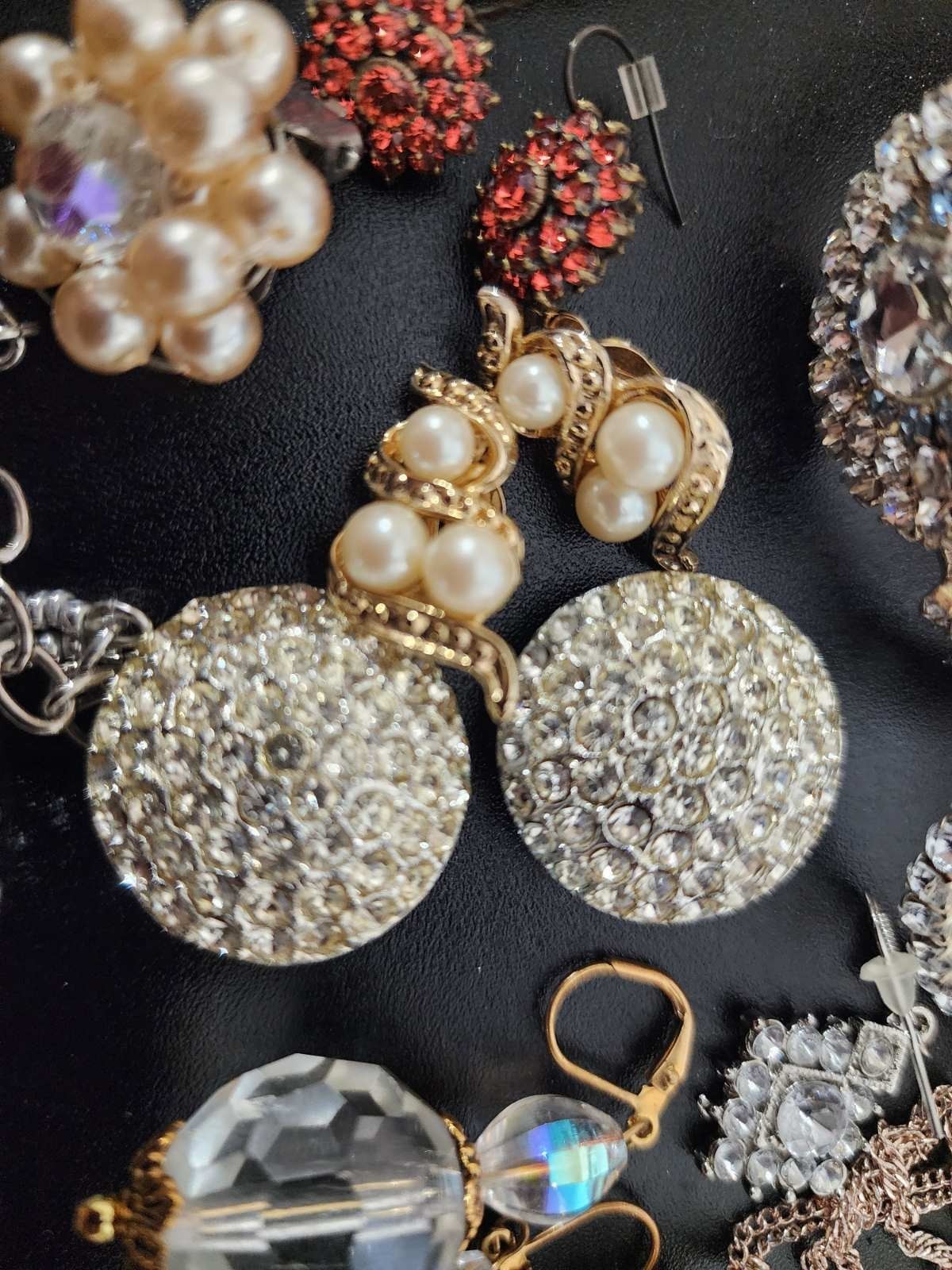 Vintage jewelry set of 22 in vintage purse
