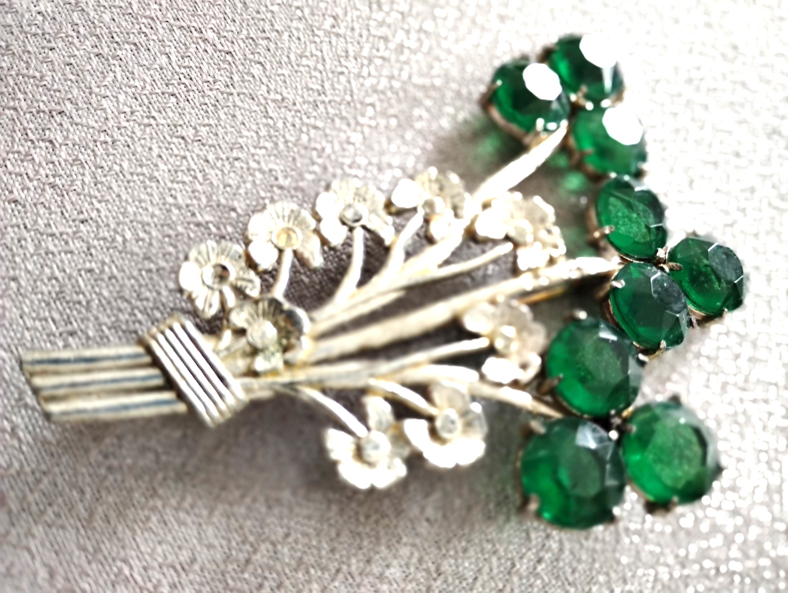VTG LG GREEN GLASS FLORAL-BROOCH PIN SILVER TONE FITTINGS 1940-50’S LOVELY!