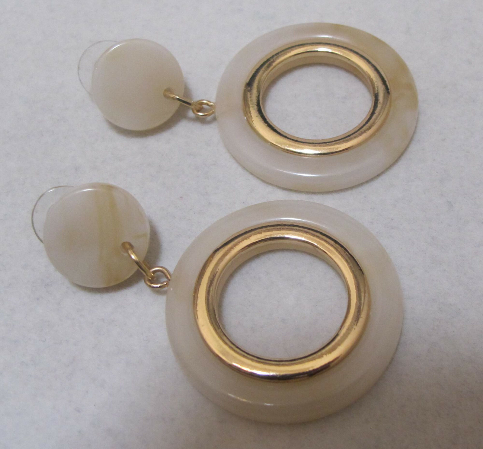 Vtg 2-3/8” Gold Tone Creamy Marbled White Lucite Dangle Hoop & Disk Post Earring