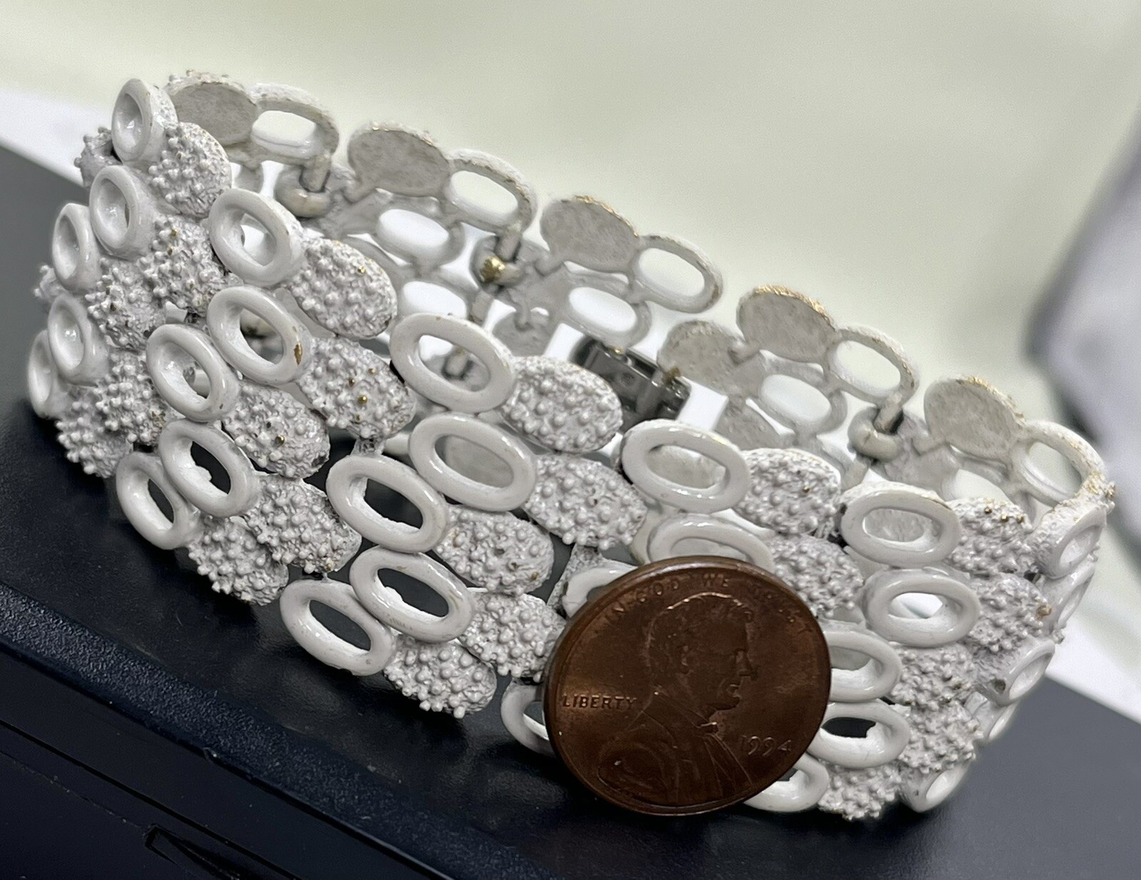 Crown Trifari White Enamel Over Goldtone W/Silvertone Clasp 7” Bracelet (A53)