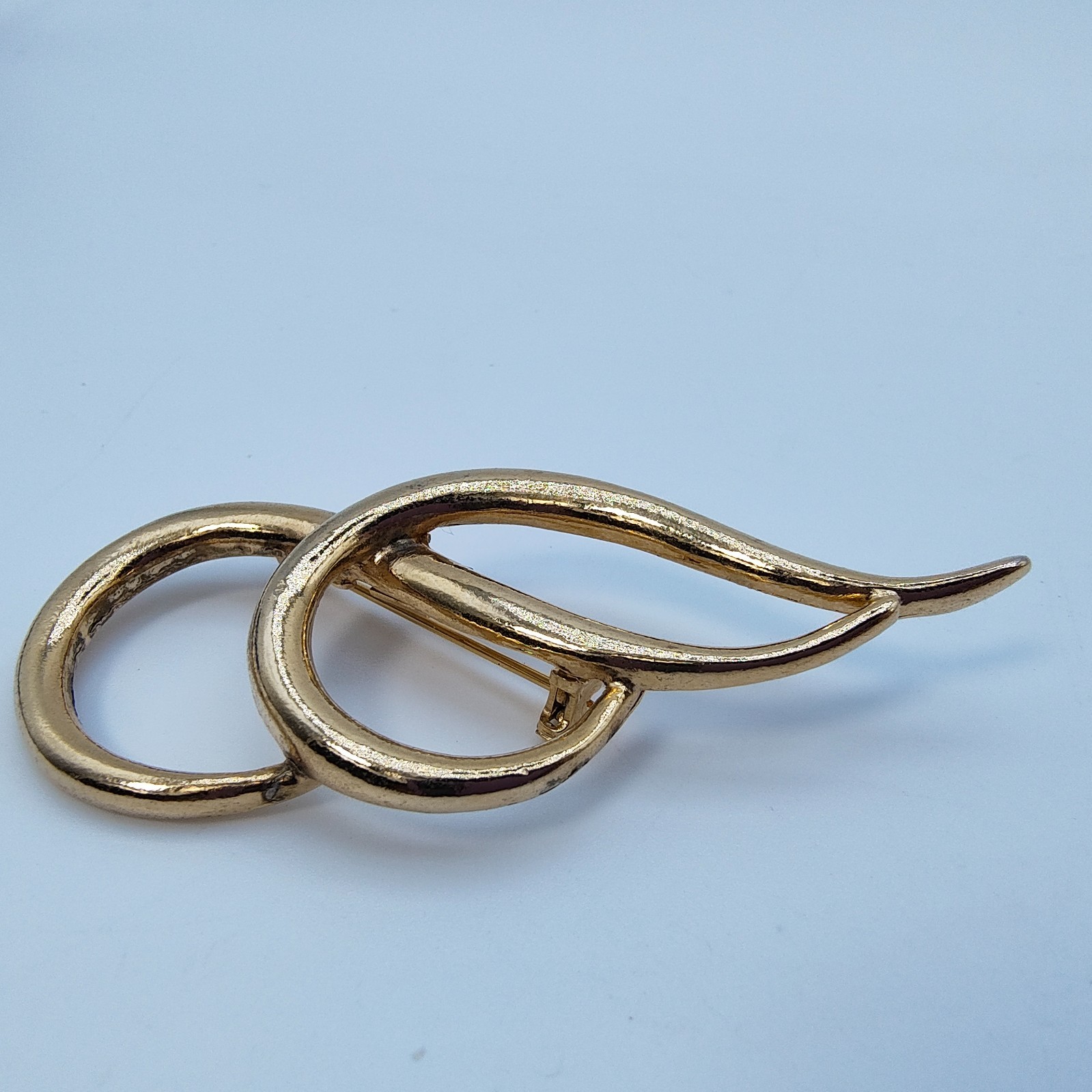 Vintage Piscitelli Modernist Swirl Brooch Gold Tone Abstract Quiet Luxury Signed