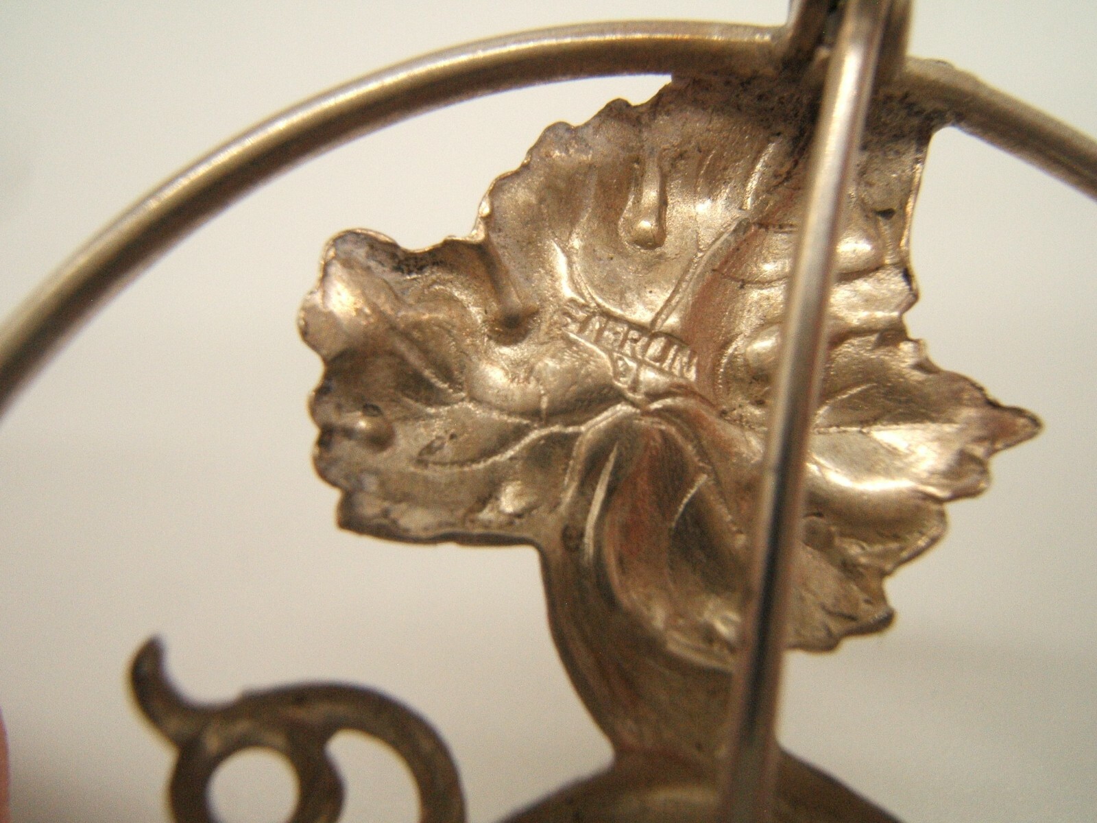 VINTAGE STERLING SILVER PIN BROOCH BUNCH OF GRAPES & LEAVES CIRCLE
