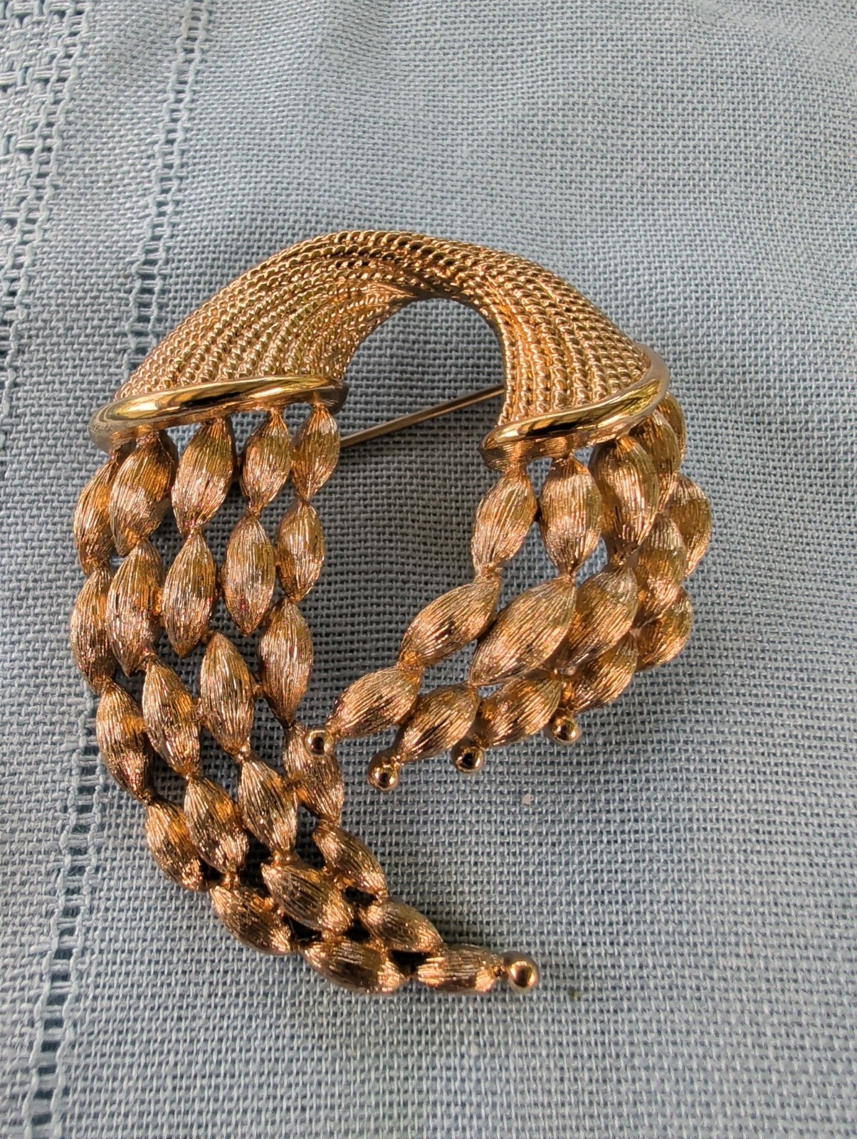 Monet Brooch Gold Tone Modernist Swirl Ribbon Pin Vintage Mid Century
