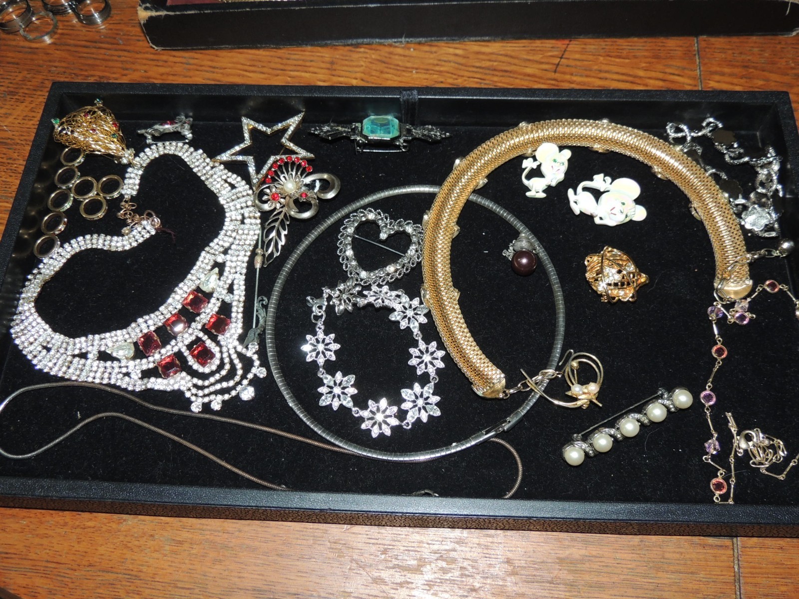 160 + ASSORTED COSTUME JEWELRY 98% VG RINGS, BRACELETS, NECKLACES, PINS & EARRIN