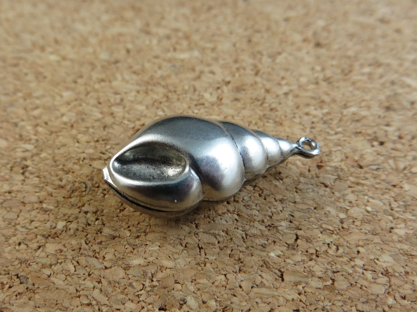 Vintage 3D Puffy Conch Sea Shell Snail Silvertone 1″ Charm Pendant #826 C