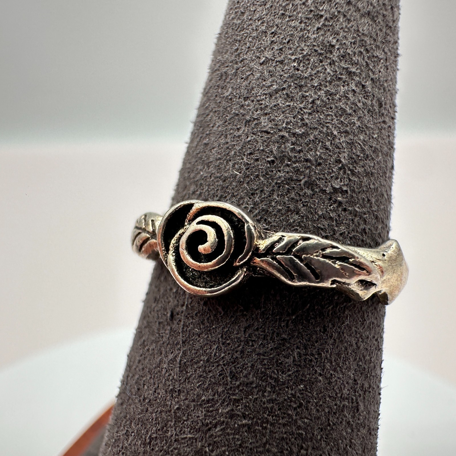 Vintage 90s Silver Tone Rose Flower Leaf Ring Women’s Classic Fashion Jewelry