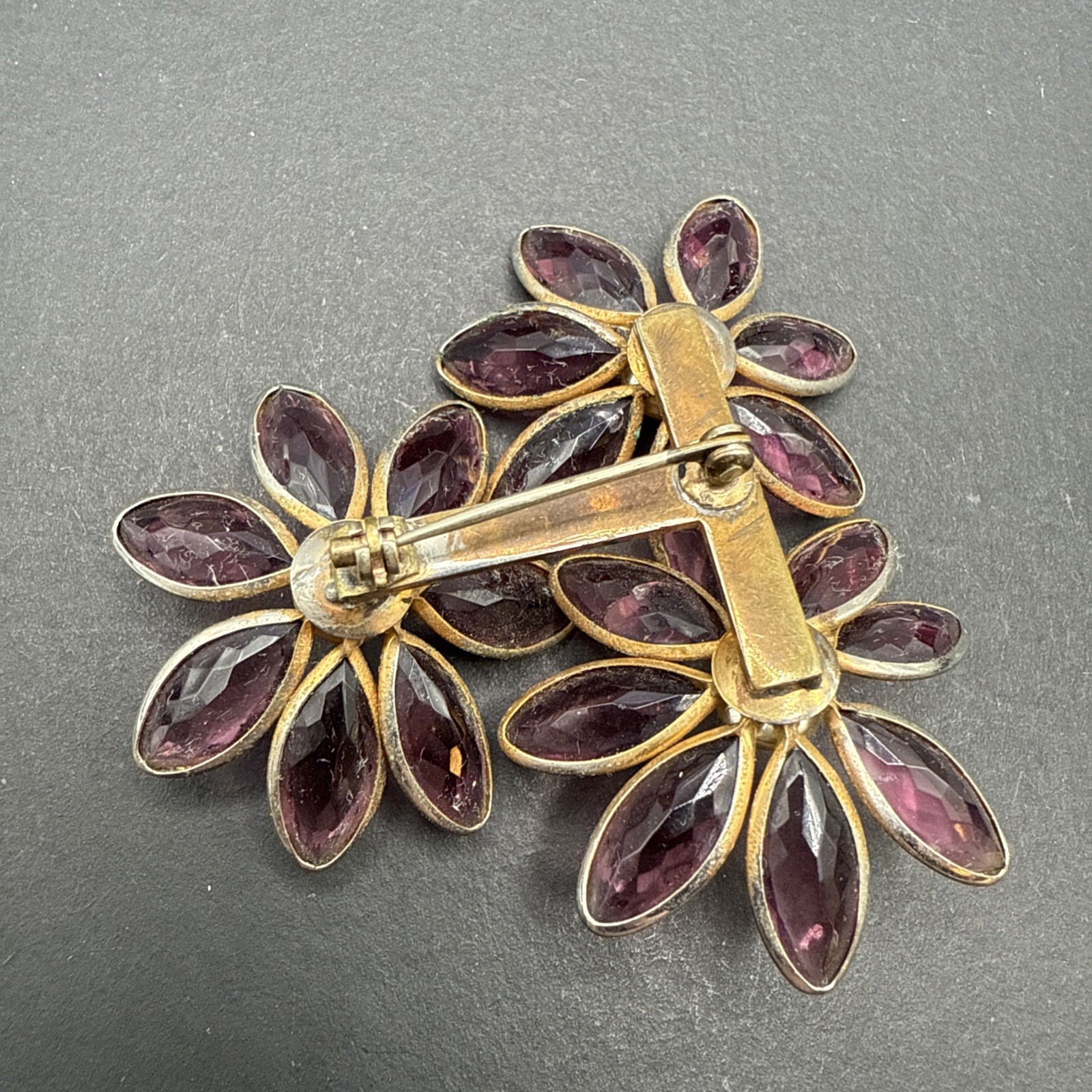READ Vintage Purple Glass Flower Brooch Pin J150