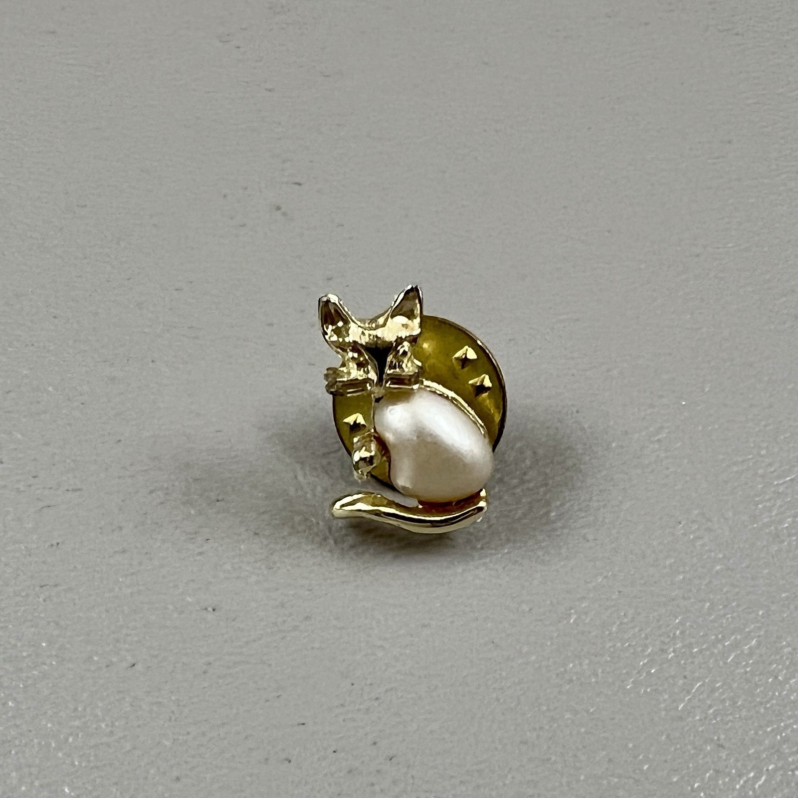 Vintage Gold Tone Faux Fresh Water Pearl Cat Kitty Lapel Pin .75″