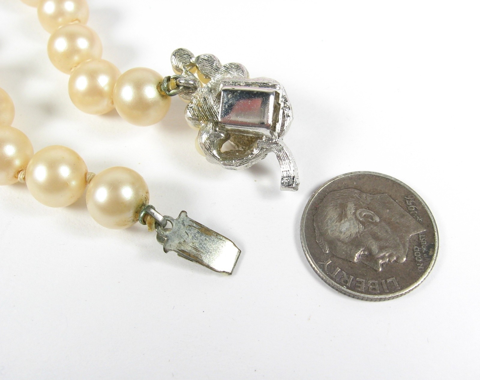 BUNCH OF GRAPES Clasp Vintage GLASS FAUX PEARL BEAD Necklace Beaded Choker 15″