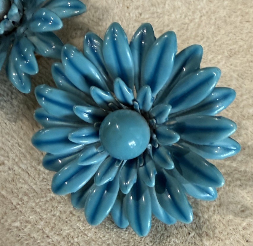 VINTAGE BLUE ENAMEL METAL DAISY FLOWER POWER CLIP-ON EARRINGS