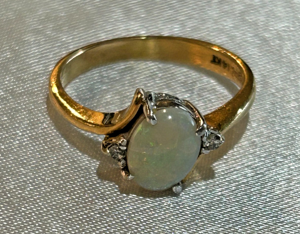 VINTAGE LADIES 14KT GOLD OPAL DAIMOND RING APROXX 6 INCH 2.8 GRAMS HAS CRAZING