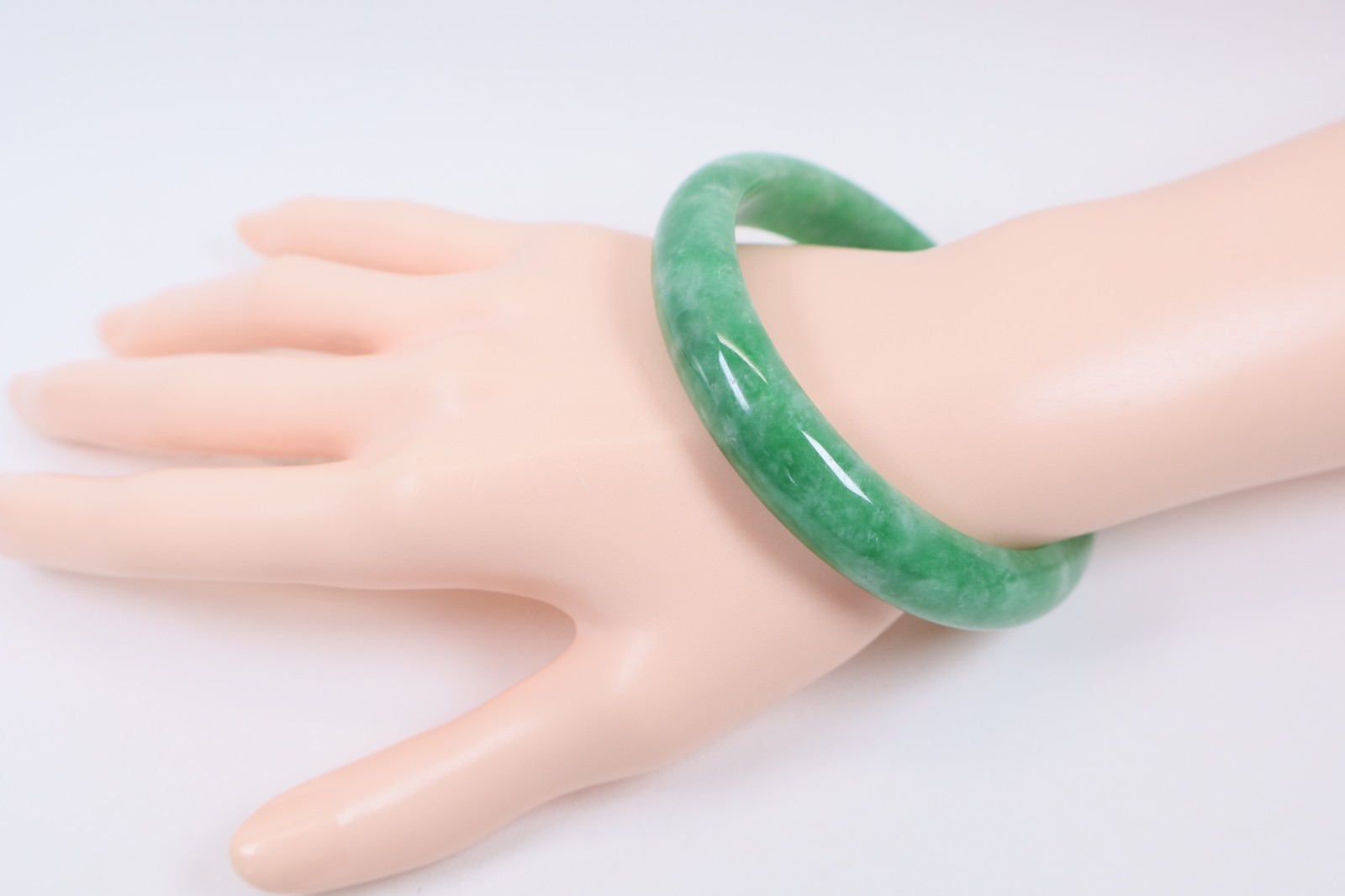Genuine Vintage Chinese Green Jadeite Gemstone Bangle 58.26mm Diameter