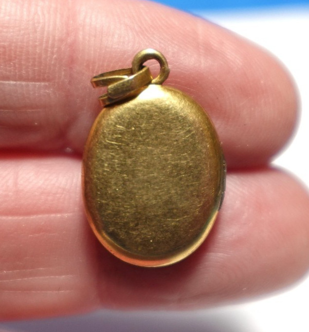 GOLD FILLED VINTAGE OVAL LOCKET BORDER DEISIGN 10 X 18 MM 1.6 GRAMS J-702