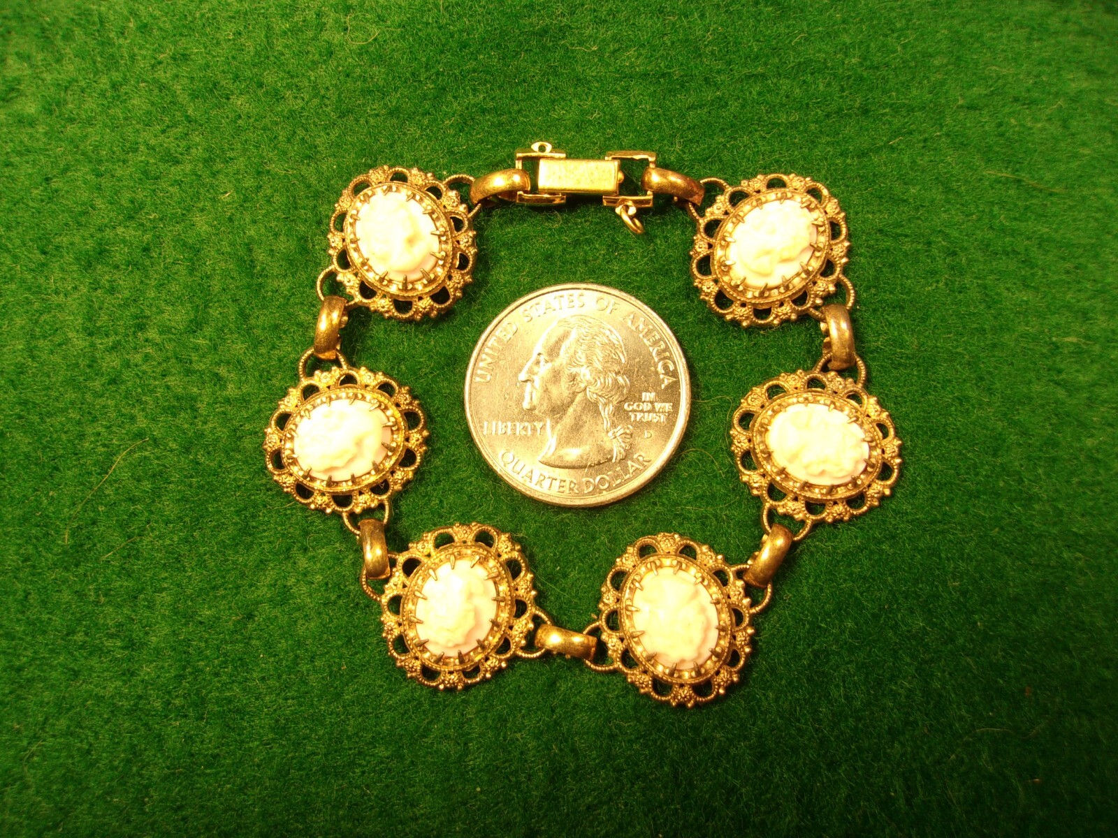 GRACEFUL VTG LADY’S YELLOW GOLD FILLED BRACELET W/VERY LIGHT PINK/WHITE CAMEOS
