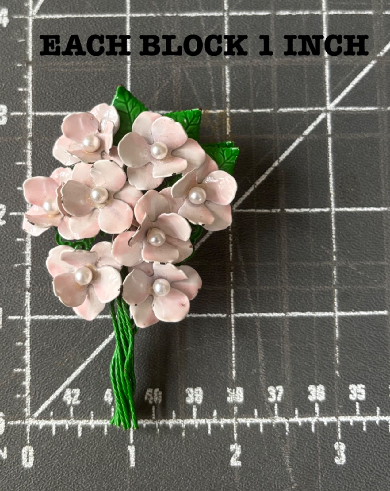 PRETTY PALE PINK VINTAGE METAL ENAMEL FLOWER PIN,BOUQUET STYLE BROOCH,SPRING🌸