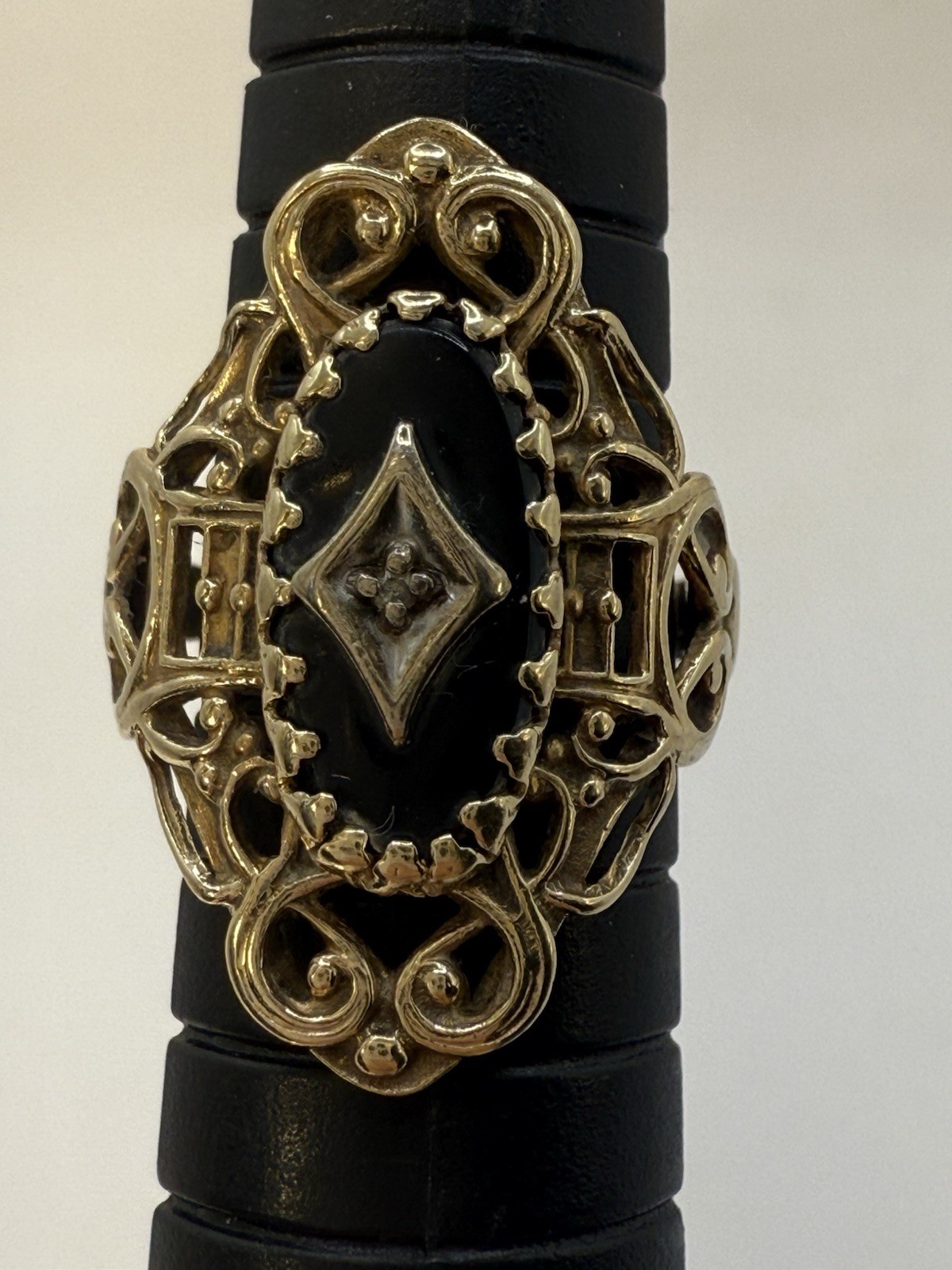 Vintage 10K yellow gold Onyx and Diamond Ring . Weight: 3,7g , size: 5,5.