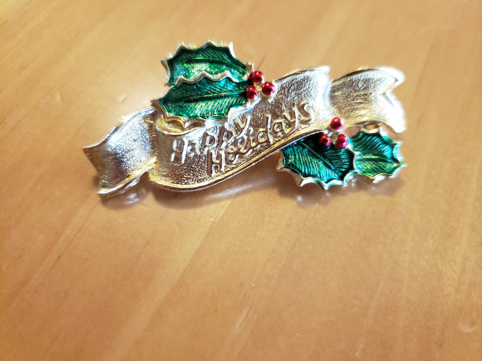 VINTAGE GERRYS CHRISTMAS GOLDPLATE BANNER HAPPY HOLIDAYS PIN BROOCH COLLECT-2.1″