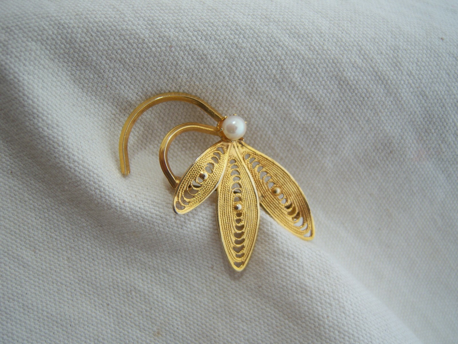 VTG FILIGREE GOLD TONE BROOCH CANNETILLE Leaf Floral Cultured Pearl Pin