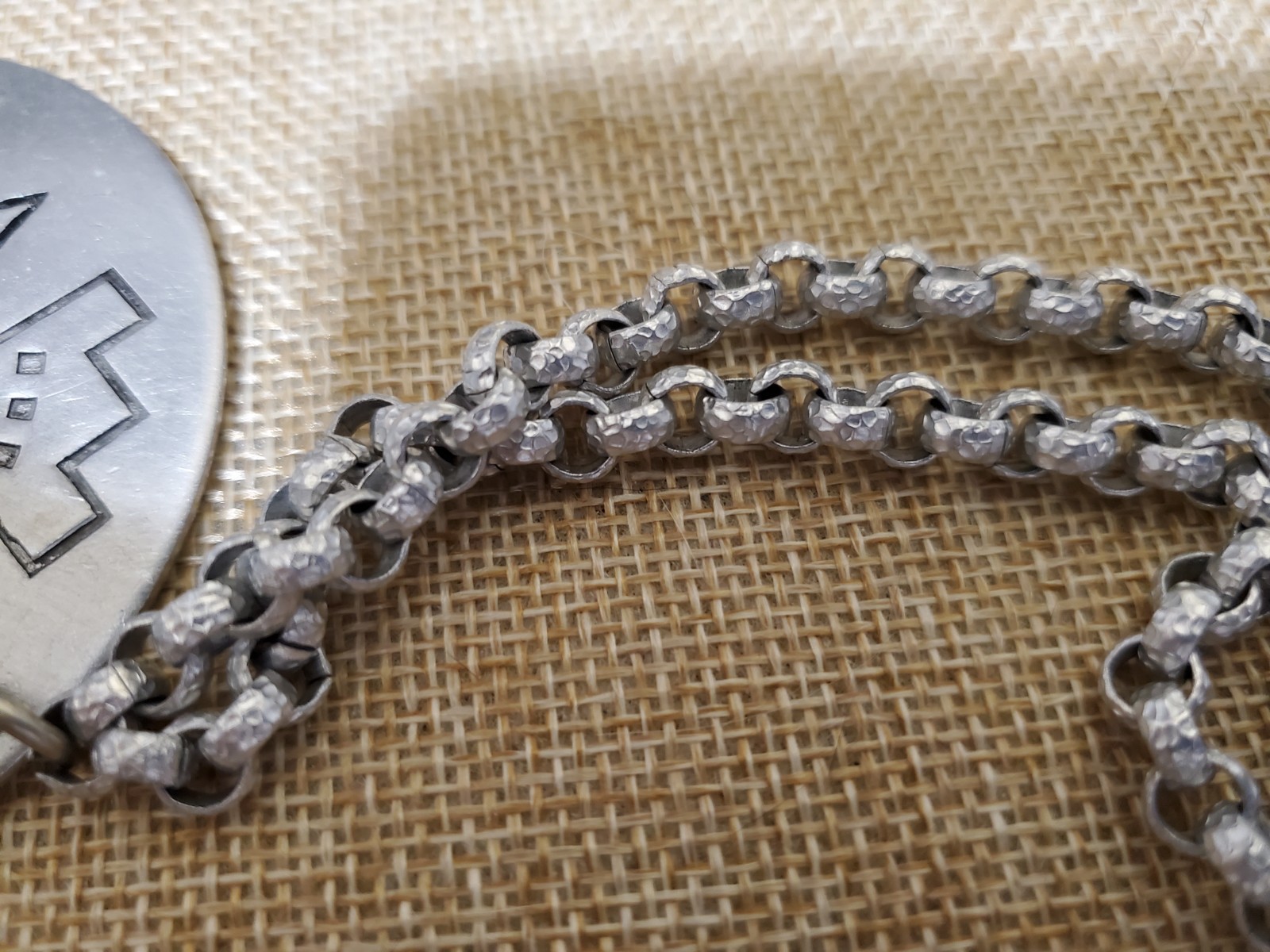 VINTAGE SOUTHWESTERN DESIGN ROUND 2 1/2″ PENDANT W/19″ CHAIN, ALUMINUM