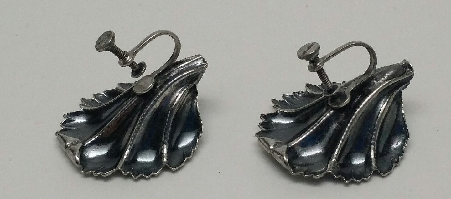 VINTAGE SILVER FLOWER SCREW BACK EARRING UNKNOWN METAL 1.25″ X 1″