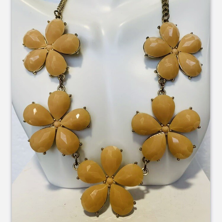 Bold Peach Flower Statement Necklace 21″ Faceted Gold Cottagecore Girlcore