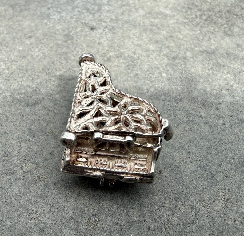 Vintage Sterling Silver Fancy Opening Grand Piano Musical Notes In Charm 4.4g