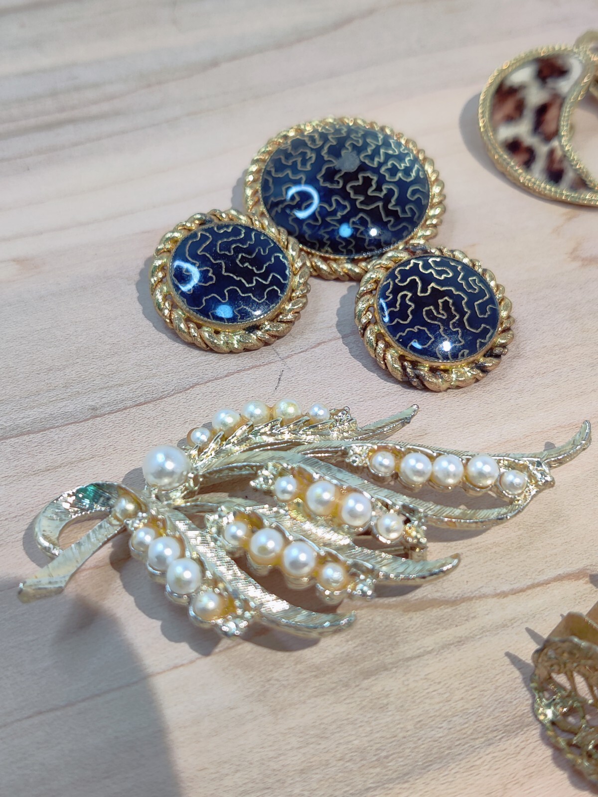 VTG 4 BROOCHS , 1 EARRINGS BROOCH SET, 1FAUX FUR LEAPARD EARRINGS CAMEO EARRINGS