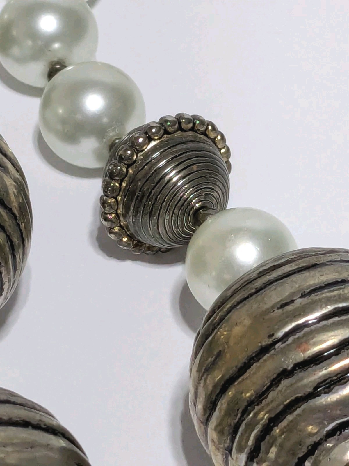 Vintage Chunky Silver Tone Etched Metal & White Glass Round Beaded Necklace 18″