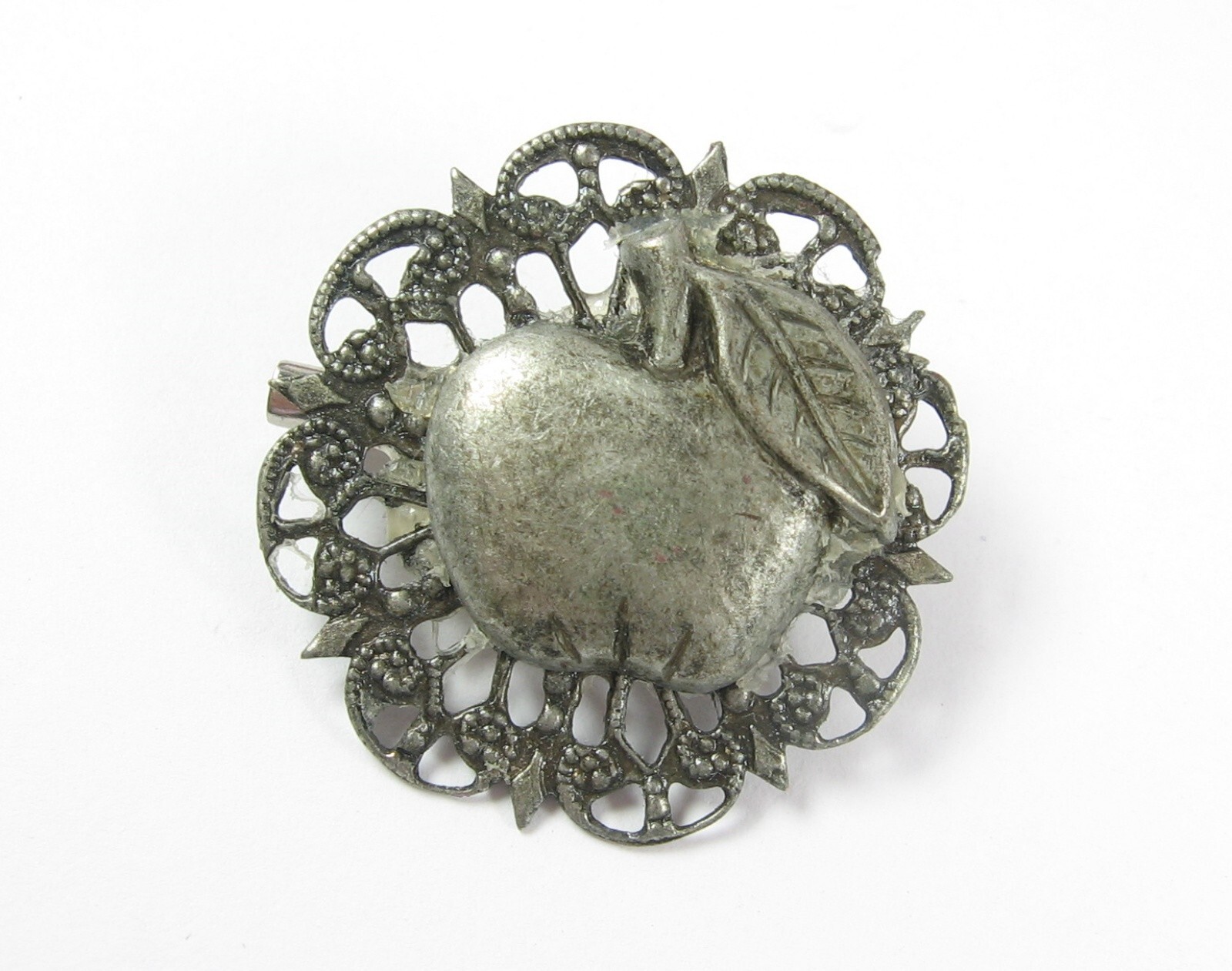 APPLE With Leaf On FILIGREE Brooch Vintage Scatter Pin Silvertone Round 1 1/4″