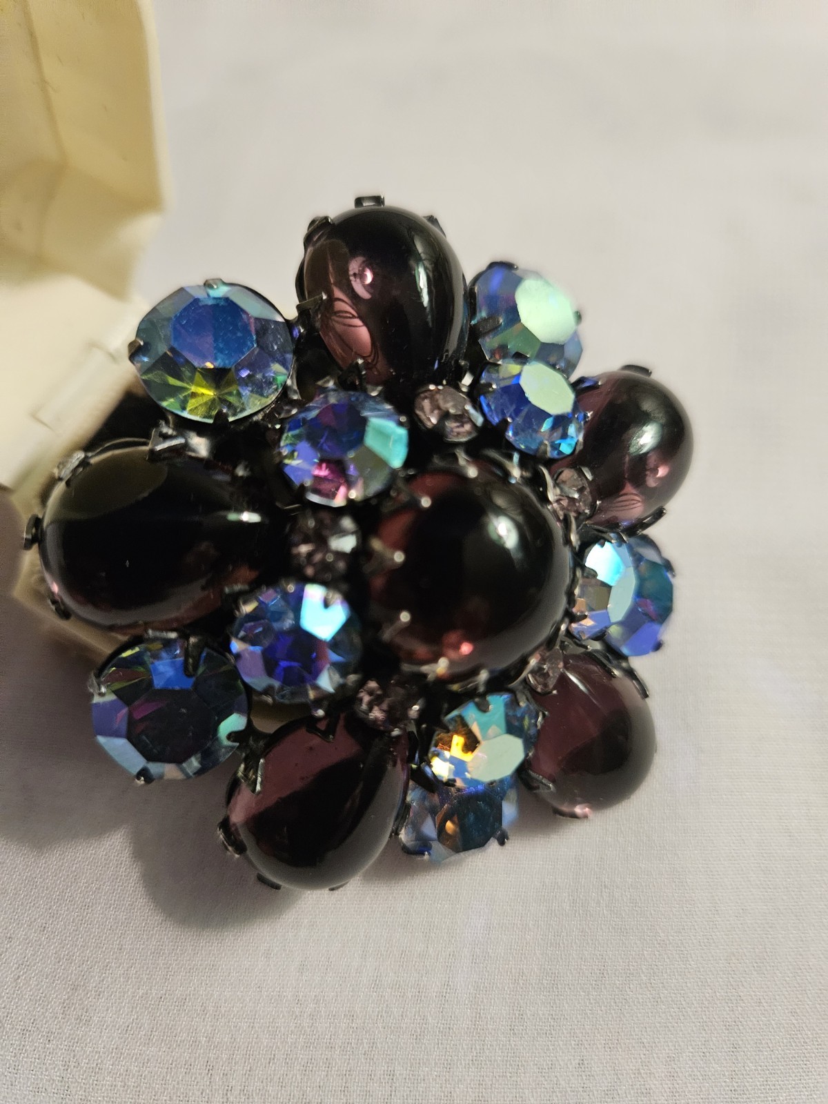 1950s VINTAGE REGENCY MID-CENTURY BLUE/PURPLE GIVRE GLASS DOMED BROOCH